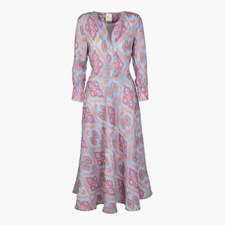 Kleurrijke Ikat-jurk met lange mouwen op een witte achtergrond.