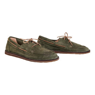 Olijfgroene Astorflex bootsschoenen op een witte ondergrond.