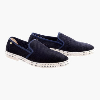Zomerse slip-ons in marineblauw, casual en comfortabel, op een neutrale achtergrond.