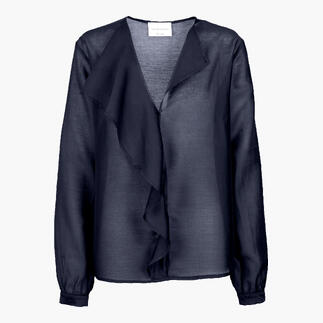 Donkerblauw lyocell-musselin blouse met een casual snit en gedrapeerde kraag op een witte achtergrond.