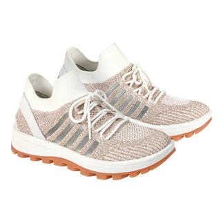 Witte sneakers met veters met grijze accenten op een witte achtergrond.