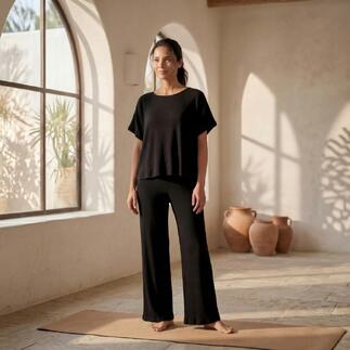 Zwart yoga t-shirt met een wijde, losse snit in de studio