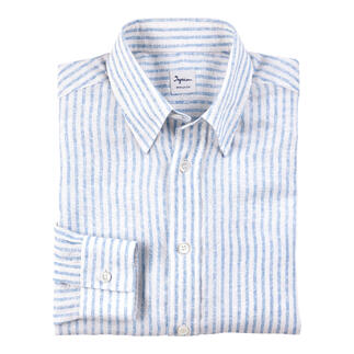 Wit-blauw gestreept lyocell-linnenhemd op een witte achtergrond.