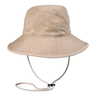 Beige bucket hat met koordop op een witte achtergrond.