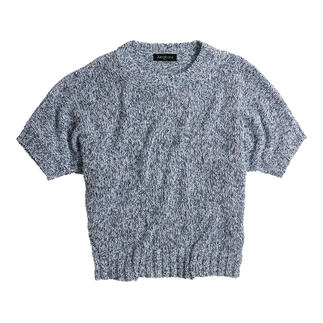 Blauw gemêleerd shirt met korte mouwen, zachte breistructuur.