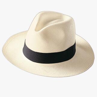 Beige panama hoed met zwarte band op een witte achtergrond.