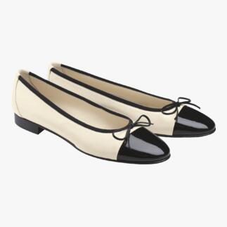 Casanova ballerina's in beige met zwarte lakleer aan de voorkant en strik.
