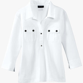Witte blouse met knoopsluiting en borstzakken op een witte achtergrond.