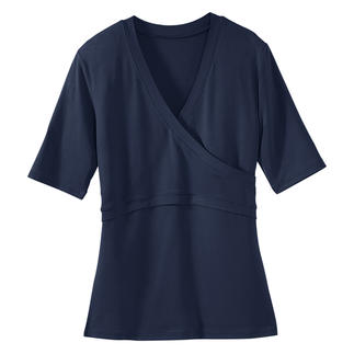 Donkerblauwe halfarm wikkelshirt op een witte achtergrond.