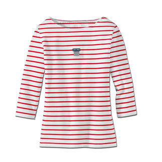 Witte shirt met rode strepen en klein logo op de borst
