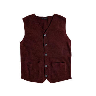 Bordeaux kleurige vest met knopen en zakken op een witte achtergrond.