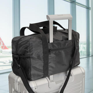 Exclusieve opvouwbare reistas op een koffer in de luchthaven.