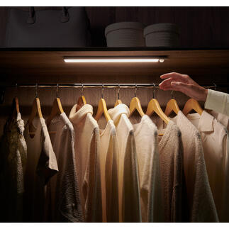 Acculichtbalk in een kast, verlicht kleding.