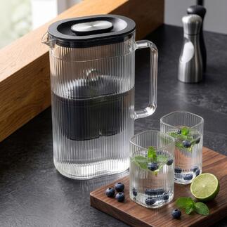 Waterfilterkaraf met extra glas en verse kruiden.