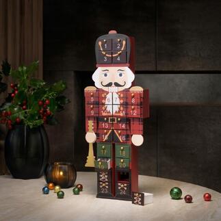 Adventskalender in de vorm van een notenkraker, versierd met genummerde deurtjes.