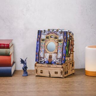 CluePuzzle - Wonderbox of Alice op een tafel met boeken.