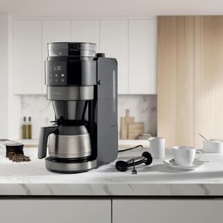 Premium filterkoffiemaker in een moderne keuken met accessoires.