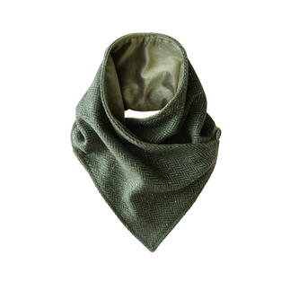 Celtic Tweed Snood-sjaal in olijfgroen, gepresenteerd in een stijlvolle en open vorm.
