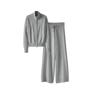 Grijs kasjmier pak bestaande uit een jas en een broek op een witte achtergrond.