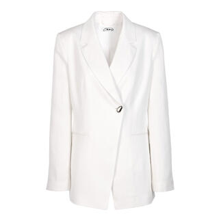 Voorkant van een witte linnen-lyocell blazer op een witte achtergrond.
