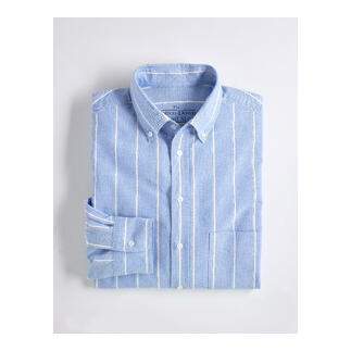 Vouw van een blauw-wit gestreept oxford overhemd op een witte achtergrond.