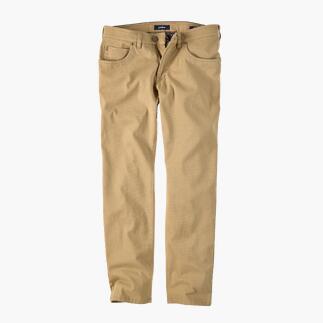 Zandkleurige gardeur Five-Pocket-broek op een witte achtergrond gelegd.