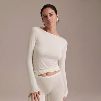 Vrouw in beige onderhemd met lange mouwen.