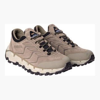 Comfortabele Zamberlan sneaker in zandkleur, op een witte achtergrond.