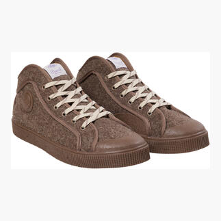 Taupe vilt sneakers met witte veters.