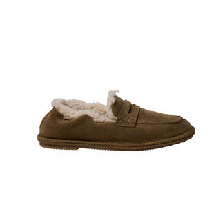 Bruine lammfell loafer uit suede zijaanzicht.