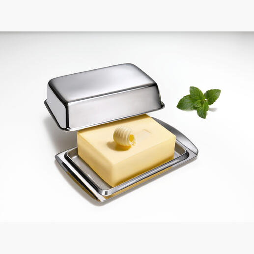 Roestvrijstalen boterdoos met deksel en stuk boter op een witte ondergrond