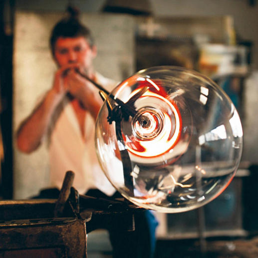 Het voortreffelijke handwerk doet denken aan de hoge ambachtskunst van Venetiaanse glasblazers ten tijde van de Renaissance. Het voortreffelijke handwerk doet denken aan de hoge ambachtskunst van Venetiaanse glasblazers ten tijde van de Renaissance.