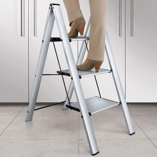 Italiaanse aluminium ladder Veiliger (en mooier): met extra diepe treden. En toch zeer plat inklapbaar tot 4 cm.
