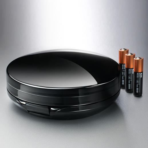 De 2-in-1 klapspiegel werkt tot 3 uur lang op 3 microbatterijen (los verkrijgbaar). De 2-in-1 klapspiegel werkt tot 3 uur lang op 3 microbatterijen (los verkrijgbaar).