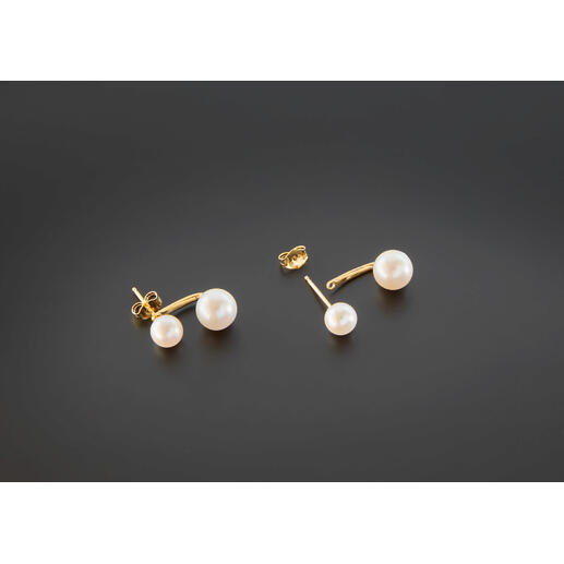 Twee oorbellen met zwevende parels in verguld zilver.