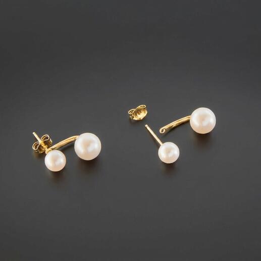Twee oorbellen met zwevende parels in verguld zilver.
