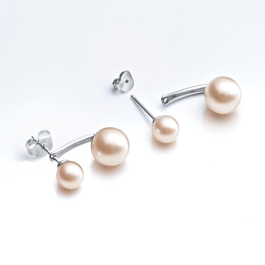 2-in-1 oorbellen met zwevende parels in zilver, elegant gepresenteerd.