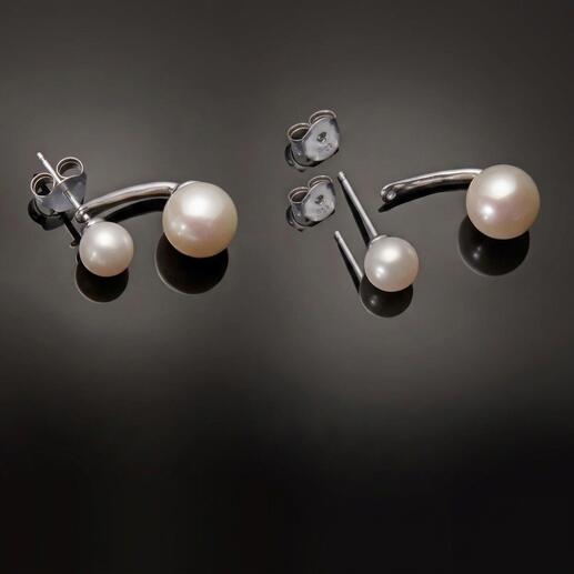 2-in-1 oorbellen met zwevende parels in zilver, op een zwarte achtergrond.