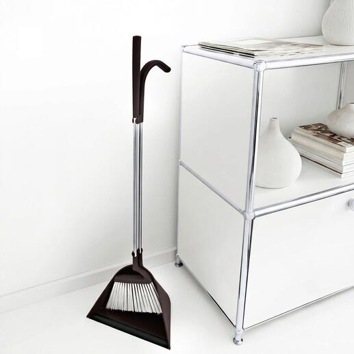 TIDY bezemset staat in een hoek naast een wit meubel.