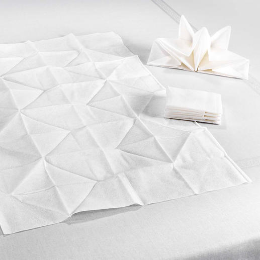 In plaats van de gebruikelijke 33 x 33 cm hebben deze origami-servetten een ruim formaat van 60 x 40 cm. In plaats van de gebruikelijke 33 x 33 cm hebben deze origami-servetten een ruim formaat van 60 x 40 cm.