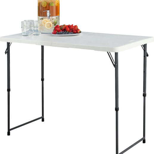 Een in hoogte verstelbare opvouwbare tafel met drankjes en snacks op een terras.