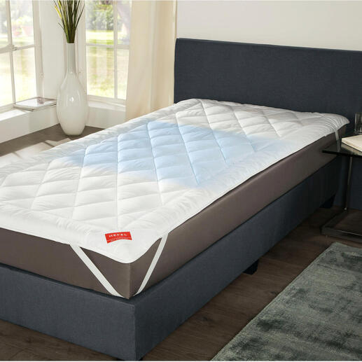 Hefel Cool onderdeken op een bed in een lichte kamer.