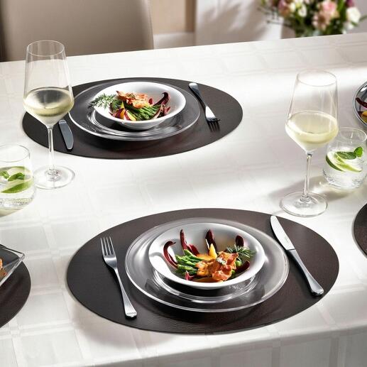 Twee elegante tafellopers met een gedekte tafel.