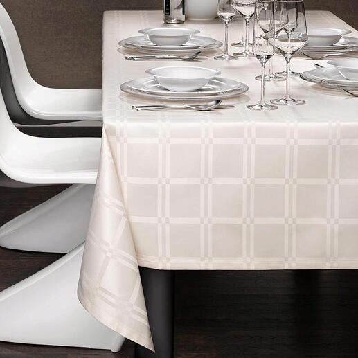Elegante gedekte tafel met vlekbestendige tafelkleed.