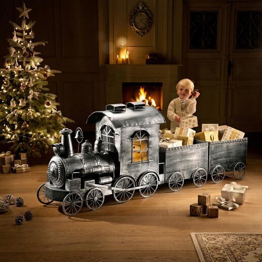 Nostalgische trein met geschenken in een stijlvolle ruimte.