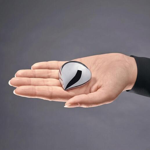 Alessi pillendoos in de vorm van een druppel in een hand