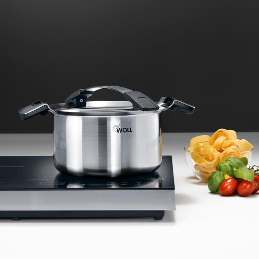 Met het gepatenteerde dekselsysteem kunt u koken en stomen, stoom laten ontsnappen en afgieten en roeren, kruiden en de deksel rechtop bij de greep parkeren. Met het gepatenteerde dekselsysteem kunt u koken en stomen, stoom laten ontsnappen en afgieten en roeren, kruiden en de deksel rechtop bij de greep parkeren.