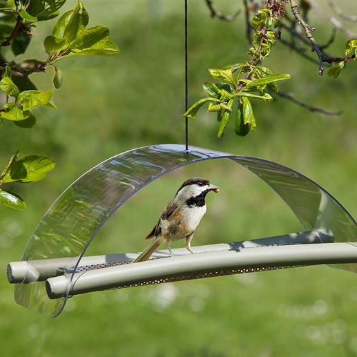 Als u de voederbak toch op wilt hangen, kunt u gewoon een koord door het kleine gat in het dak trekken en hem met een knoop vastmaken. Als u de voederbak toch op wilt hangen, kunt u gewoon een koord door het kleine gat in het dak trekken en hem met een knoop vastmaken.