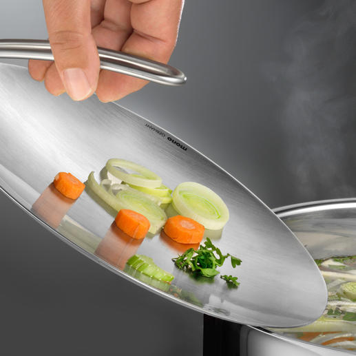 Met behulp van de komvormige deksel kunt u de ingrediënten gemakkelijk in de pan doen. Met behulp van de komvormige deksel kunt u de ingrediënten gemakkelijk in de pan doen.