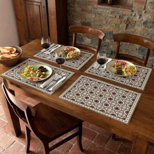 Tafel gedekt met Marokkaanse placemats en gerechten.